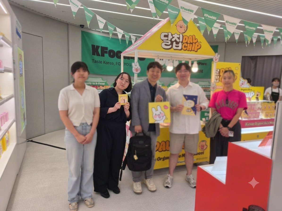 네이처오다 대표님과 달칩 팝업 부스 앞에서 미팅